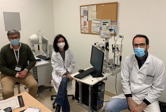 Los doctores De la Rúa, Soto y Antonio Garrido, del Servicio de Oftalmología del Macarena.