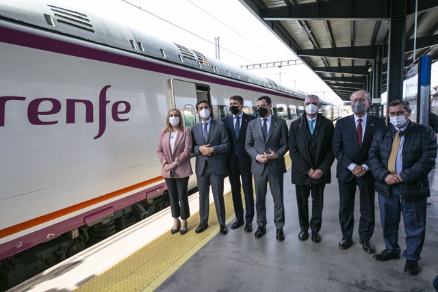 El presidente de la Junta, Juanma Moreno (c); el delegado del Gobierno en Andalucía, Pedro Fernández (3i) y el alcalde, Francisco Cuenca (2i), en la foto de familia en el  acto oficial de apertura del servicio directo de AVE entre Málaga y Granada