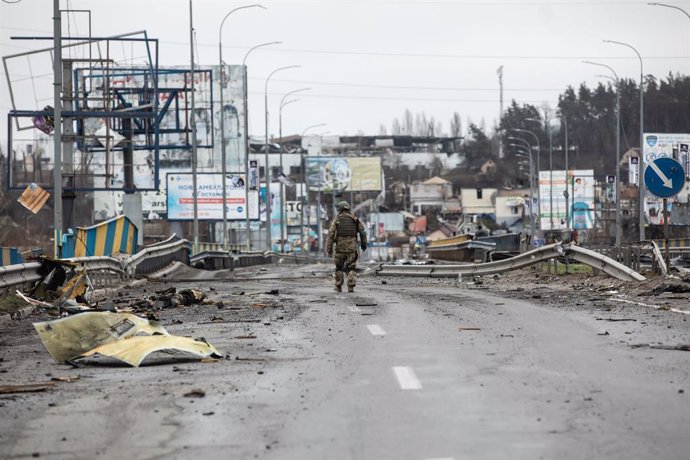 Un militar ucraniano en la localidad de Bucha, recuperada por las fuerzas ucranianas tras la retirada de los militares rusos