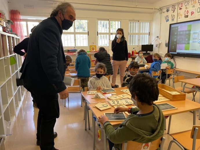 El conseller de Educación y Formación Profesional, Martí March, durante su visita al CEIP Els Molins de s'Arracó.