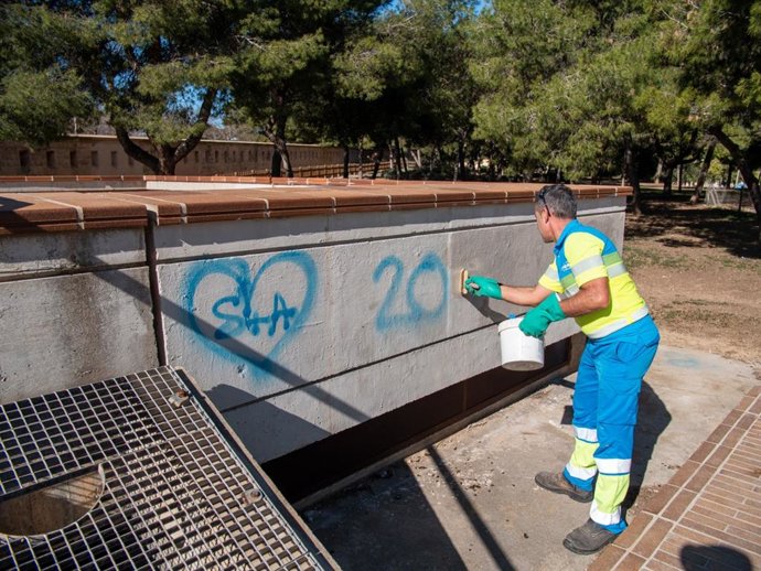 Archivo - Limpieza de pintadas vandálicas por parte de Emaya.