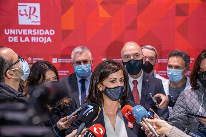 Andreu atiende a los medios de comunicación en la Universidad de La RIoja