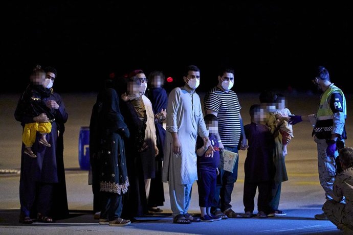 Archivo - Varios afganos llegan a la Base Aérea de Torrejón de Ardoz, en el segundo vuelo con refugiados afganos procedente de Islamabad a 12 de octubre de 2021