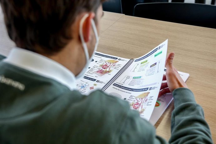Archivo - Un alumno estudia en una sala de estudio perteneciente al Campus de la Universidad Francisco de Vitoria (UFV), en la Universidad UFV, a 10 de enero de 2022, en Pozuelo de Alarcón, Madrid (España). Más de 8 millones de alumnos de toda España re