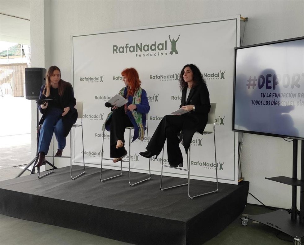 La directora de la Fundación Rafa Nadal, María Francisca Perelló; la especialista de programa senior y encargada del programa 'Fit For Life' de la Unesco, Nancy McLennan, y la representante del departamento de ciencias sociales de la Unesco, Ana Fueyo.