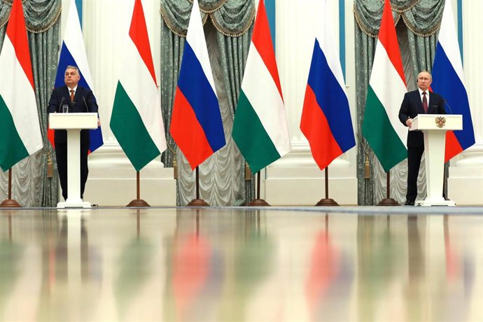 Archivo - Viktor Orbán, primer ministro de Hungría, y Vladimir Putin, presidente de Rusia
