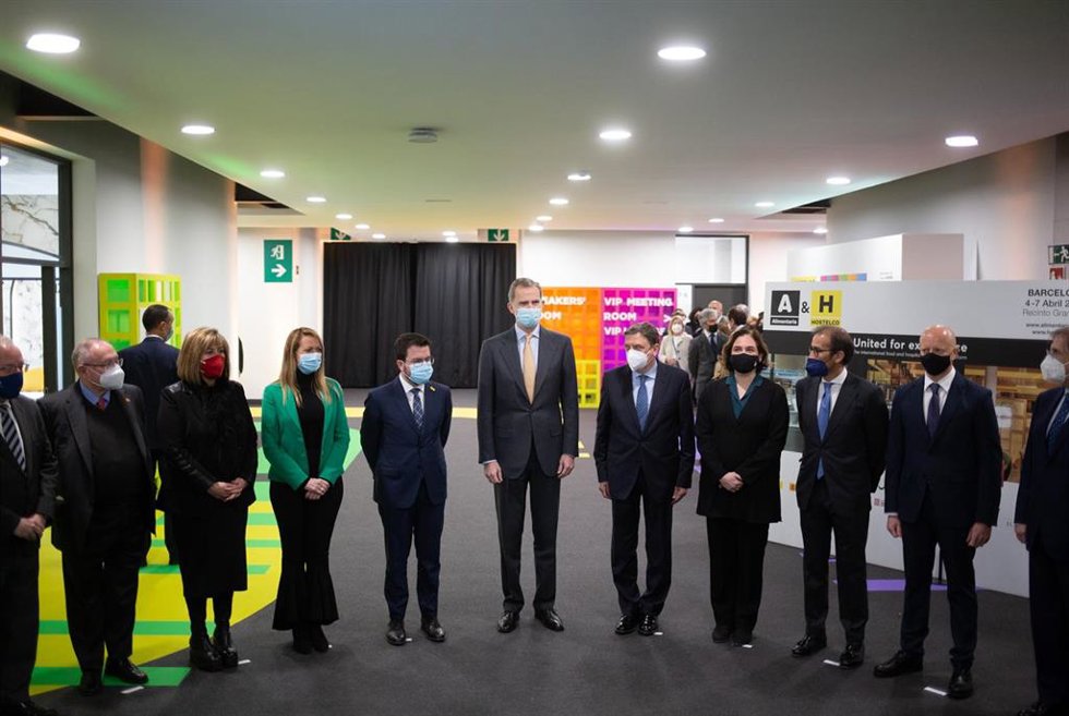 Foto de familia, el presidente de la Generalitat, Pere Aragons (4i); el Rey Felipe VI (5i); el ministro de Agricultura, Pesca y Alimentación, Luis Planas (6i) y la alcaldesa Ada Colau (7i), posan a su llegada a la inauguración de la feria Alimentaria &