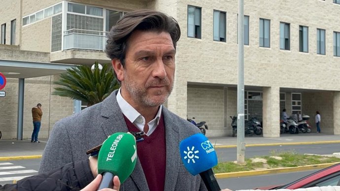 El portavoz de la Comisión Ejecutiva Provincial del PSOE, Enrique Gaviño, este lunes en rueda de prensa.