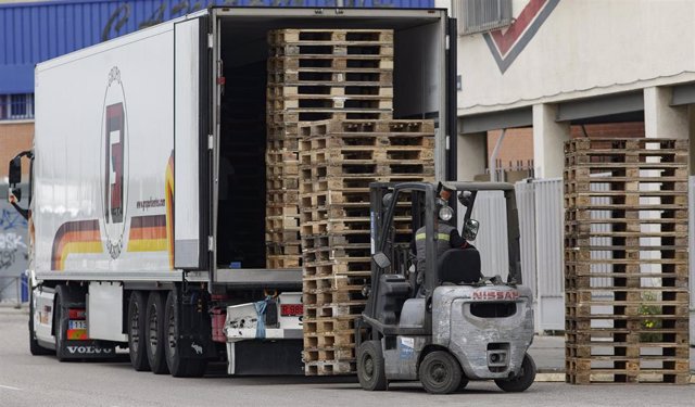 Archivo - Un hombre trabaja transportando palés en una imagen de archivo.