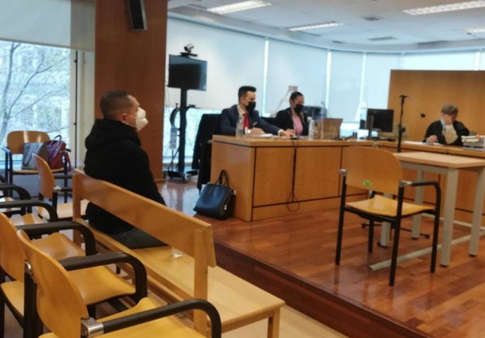 Juicio a un profesor acusado de abusar de cinco menores a través de las redes sociales