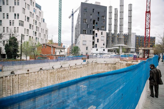 Un hombre mira una obra en Vallecas