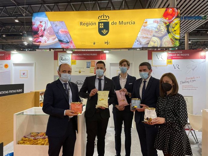 El consejero Antonio Luengo y los directores del Info, Joaquín Gómez, y de Agricultura, María Remedios García, durante su visita al estand de la Región de Murcia en la feria Alimentaria