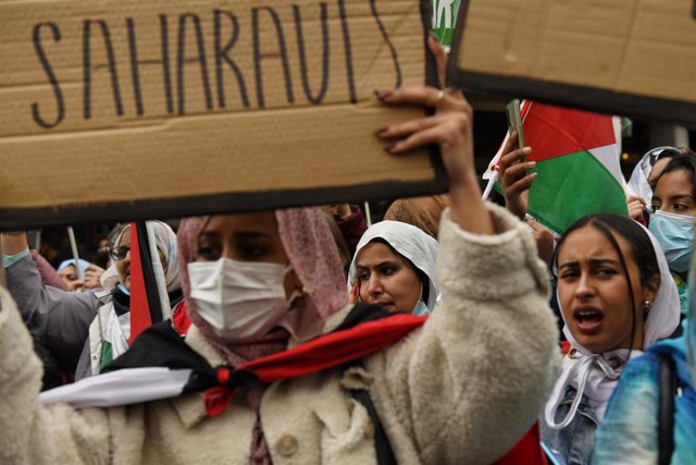 Varias personas, con banderas sarahuis y pancartas, participan en una manifestación convocada por la Coordinadora Estatal de Asociaciones Solidarias con el Sáhara (CEAS-Sáhara), frente al Ministerio de Asuntos Exteriores, a 26 de marzo de 2022, en Madrid 