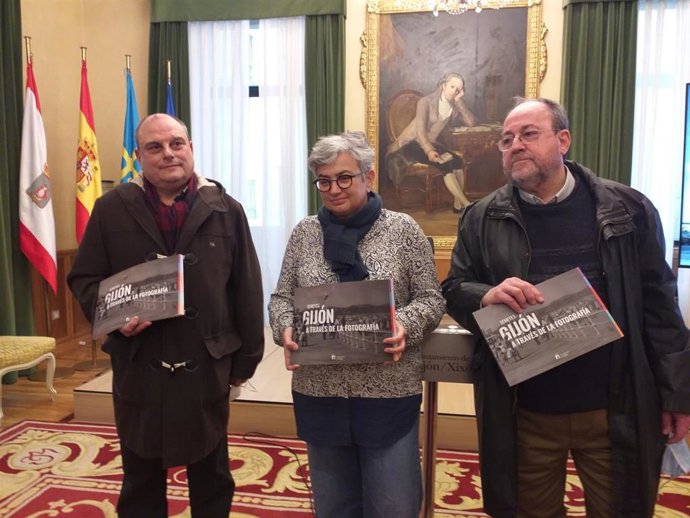 La alcaldesa de Gijón, Ana González (PSOE),  durante la presentación del libro 'Semeyes. Gijón a través de la fotografía', con los coautores José María Ceínos y Luis Miguel Piñera