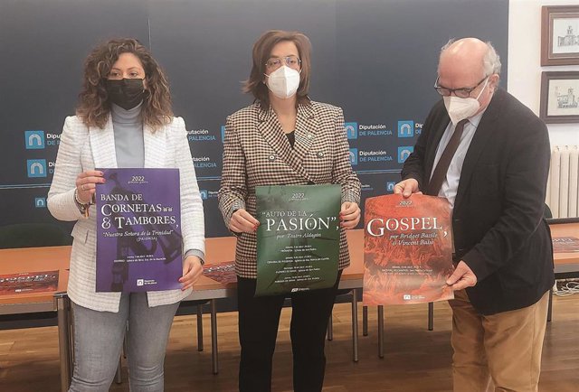 Ángeles Armisén (C) durante la presentación de la programación de Semana Santa en la provincia.