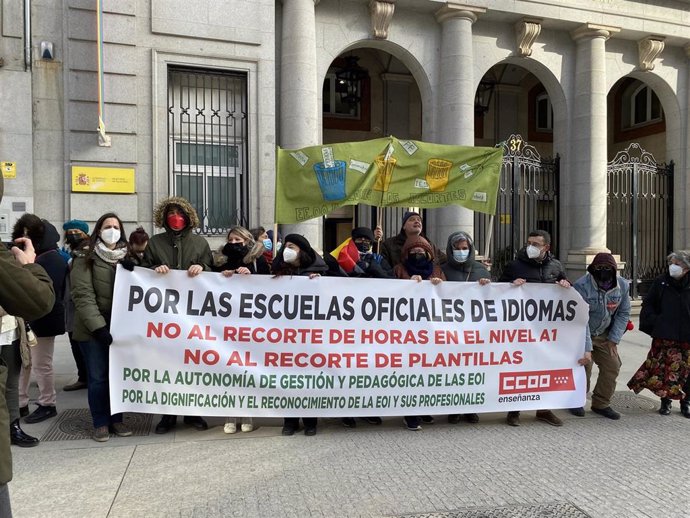 Concentración de los sindicatos frente a la Consejería de Educación