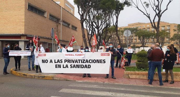 Archivo - Concentración de CCOO para reclamar a la Consejería de Salud que "desbloquee" el convenio del personal investigador de Fisevi. Imagen de archivo. 