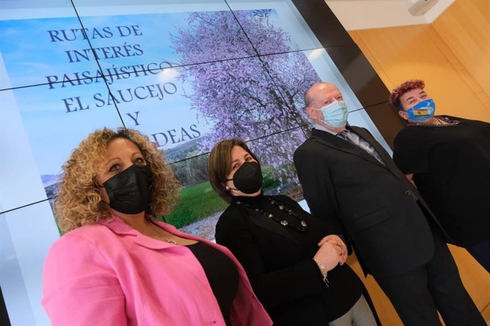 El presidente de Diputación y la alcaldesa de El Saucejo, en la presentación de las Rutas de Interés Paisajístico de la localidad.