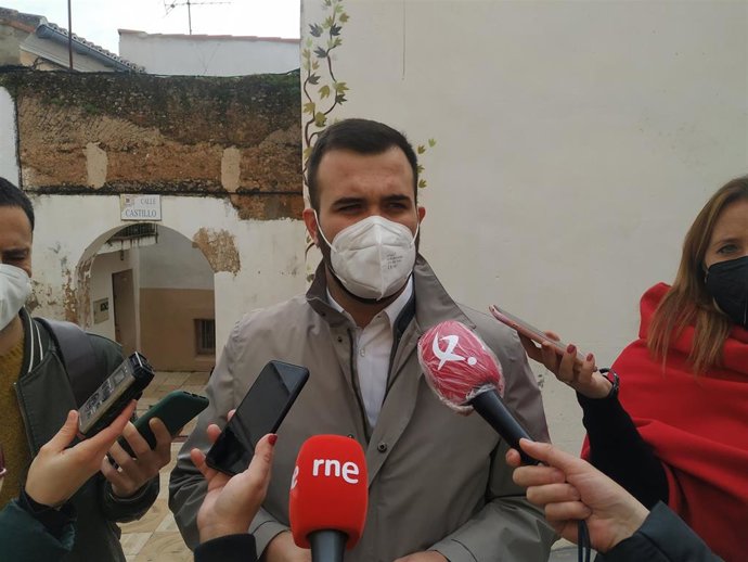 Archivo - El alcalde de Cáceres, Luis Salaya, atiende a los medios en una foto de archivo      