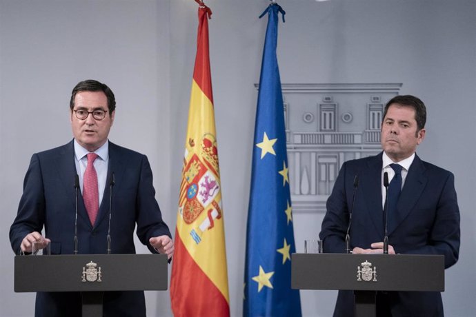 El presidente de la CEOE, Antonio Garamendi (i), y el presidente de Cepyme y vicepresidente de la CEOE, Gerardo Cuerva.