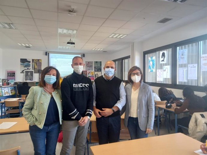 El delegado territorial Antonio Jiménez en su visita al IES Retamar