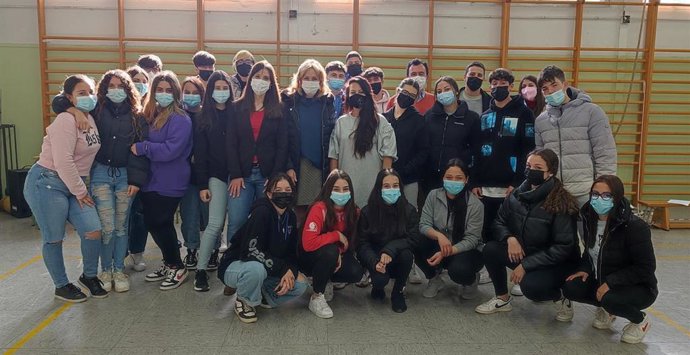 La delegada de Educación y Deporte, Inmaculada Troncoso (centro), en su visita al IES Blas Infante.