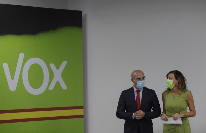Archivo - El vicepresidente primero de Acción Política y eurodiputado de Vox, Jorge Buxadé, y la vicesecretaria de Portavocía y diputada de Vox por Málaga, Patricia Rueda