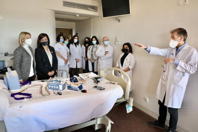 La presidenta del Gobierno de La Rioja, Concha Andreu,, ha visitado junto al jefe de Servicio de Neumología, Carlos Ruiz, la Unidad Multidisciplinar de alta complejidad de Medicina del Sueño del Hospital San Pedro