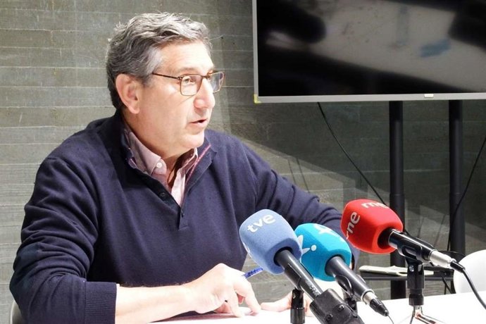 El secretario general de Empleo de la Junta de Extremadura, Javier Luna, en rueda de prensa para valorar los datos de paro en marzo