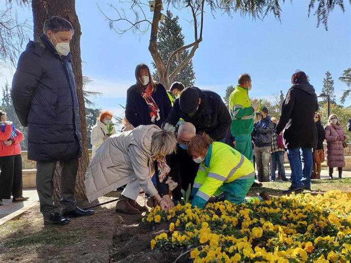 El alcalde de Salamanca apela a más investigación para nuevos tratamientos contra el Parkinson.
