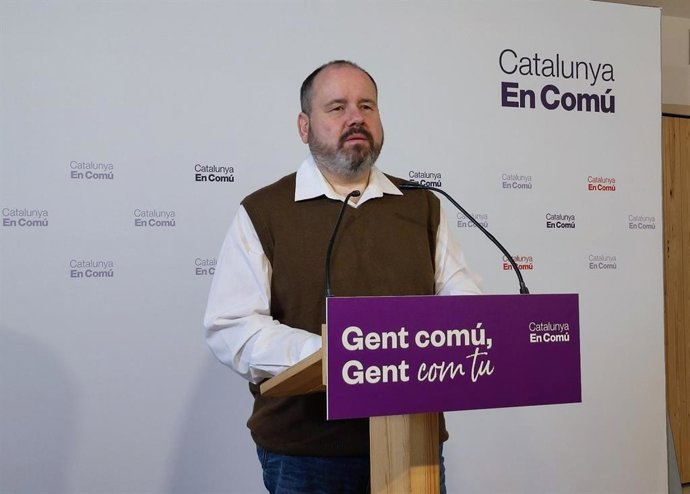 El portaveu dels comuns i diputat al Congrés, Joan Mena, en la roda de premsa