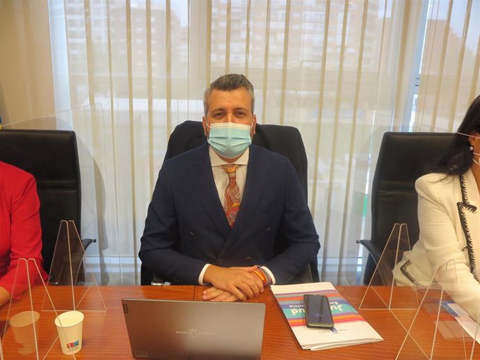 El director general de Juventud de la Región, José Manuel López, en la Comisión especial para la Infancia y la Adolescencia de la Asamblea Regional