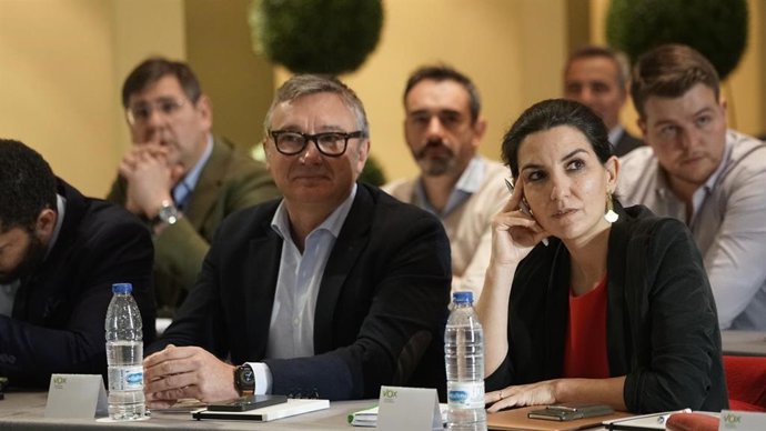 El portavoz de Vox en el Parlamento de Andalucía, Manuel Gavira, y su homóloga en la Asamblea de Madrid, Rocío Monasterio, este lunes durante el encuentro de coordinación de grupos parlamentarios.