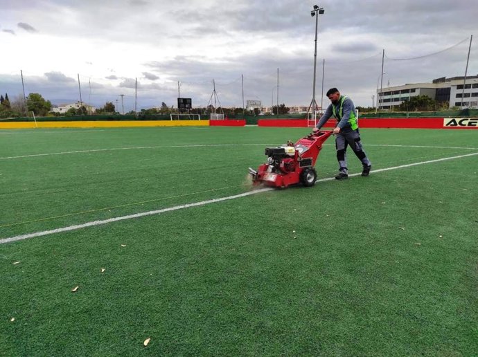 Un operario trabaja en la renovación de los campos de fútbol Son Fuster I y II