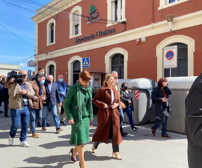 La alcaldesa de Montcada, Laura Campos, y la ministra Raquel Sánchez, en una visita a las vías del ferrocarril a su paso por el municipio