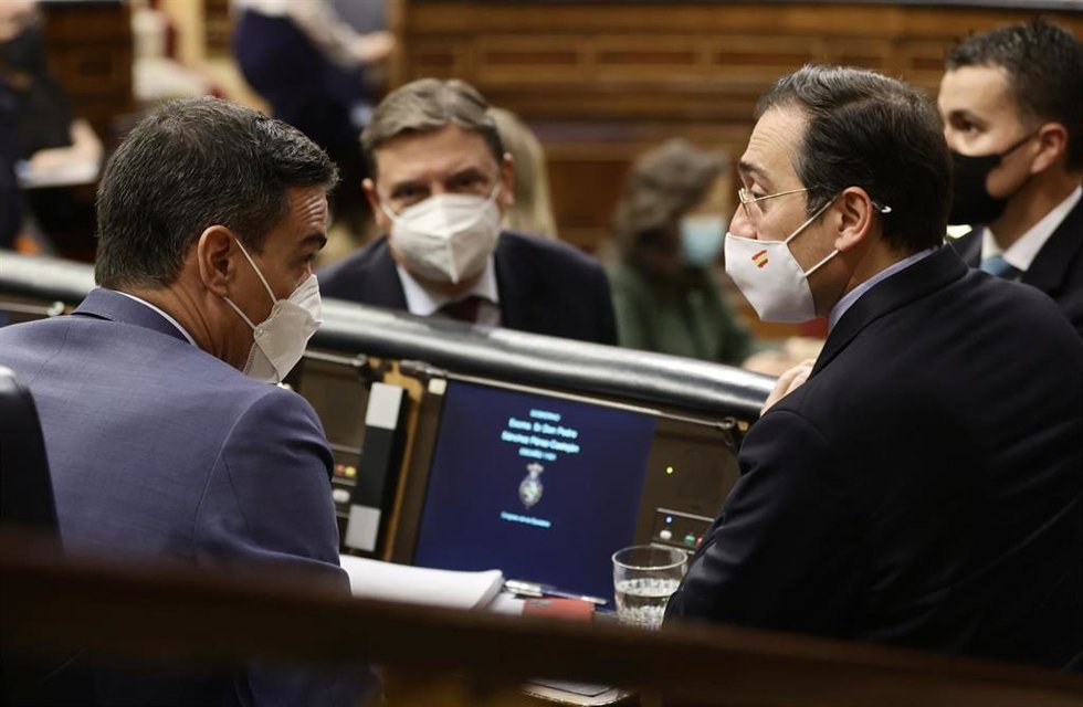 Archivo - (I-D) El presidente del Gobierno, Pedro Sánchez; el ministro de Agricultura, Alimentación y Pesca, Luis Planas; y el ministro de Asuntos Exteriores, Unión Europea y Cooperación, José Manuel Albares, conversan en una sesión plenaria, en el Cong