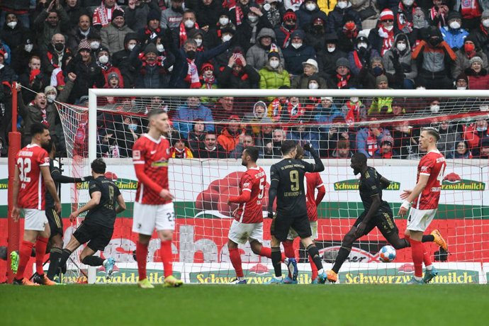 02 April 2022, Baden-Wuerttemberg, Freiburg: Munich's Leon Goretzka (C) celebrates scoring his side's first goal with team mates during the German Bundesliga soccer match between SC Freiburg and FC Bayern Munich at Europa-Park Stadion. Photo: Silas Stei