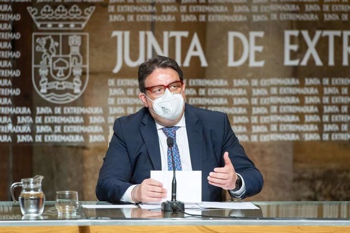 Imagen de archivo del vicepresidente segundo y consejero de Sanidad y Servicios Sociales de la Junta, José María Vergeles, en rueda de prensa
