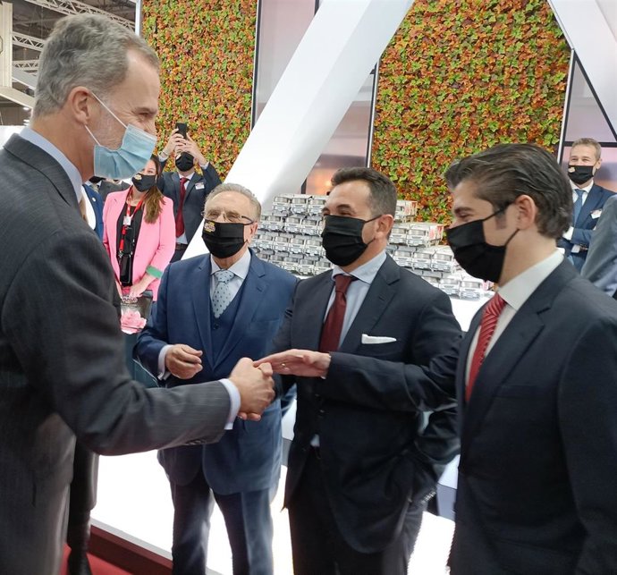 Su Majestad del Rey Felipe VI saluda a Tomás Fuertes, presidente de Grupo Fuertes; Rafael Fuertes, director general de El Pozo Alimentación y Juan Antonio Cánovas director comercial de productos frescos de El Pozo Alimentación