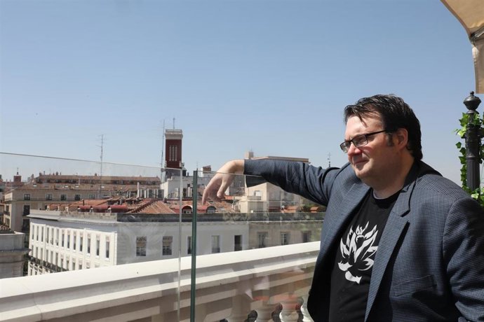 Archivo - El escritor Brandon Sanderson posa en el Restaurante Puerta de Sol de Madrid.