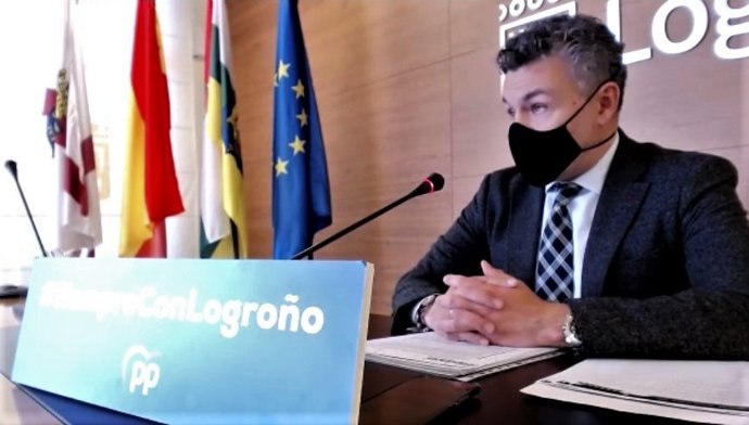 Archivo - El portavoz municipal del PP en Logroño, Conrado Escobar, durante la rueda de prensa