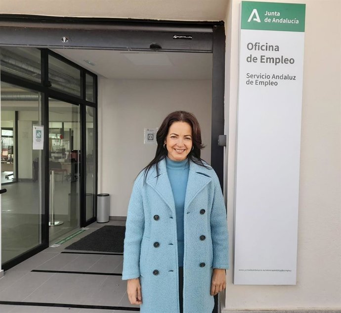 María Ángeles Muriel, coordinadora de Cs en Huelva, ante la oficina del SAE en Valverde del Camino.