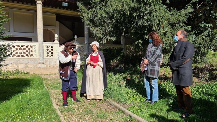 Representación en una de las rutas turísticas de Semana Santa de Valladolid, en presencia de la concejal Ana Redondo (segunda por la derecha).