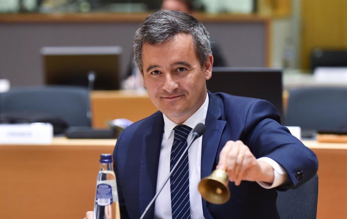 HANDOUT - 28 March 2022, Belgium, Brussels: French Interior Minister Gerald Darmanin rings the bell to start the EUExtraordinary Justice and Home Affairs Council meeting on the sitiuation of Ukrainian refugees, at the EUheadquarters in Brussels. Photo