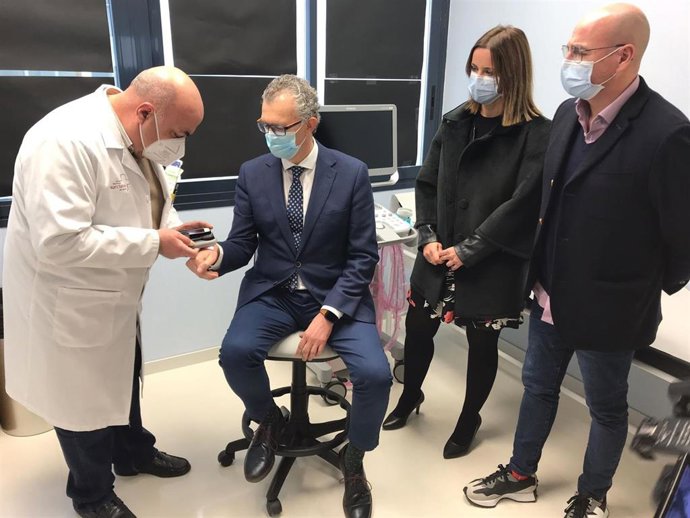 El consejero de Salud, Juan José Pedreño, junto al gerente del SMS, Francisco Ponce, y la directora general de Asistencia Sanitaria, Isabel Ayala, durante una demostración del programa de Teledermatología