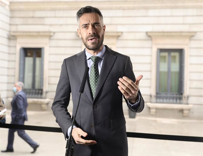 El portavoz parlamentario del PSOE, Felipe Sicilia, comparece en una rueda de prensa en el Congreso de los Diputados.
