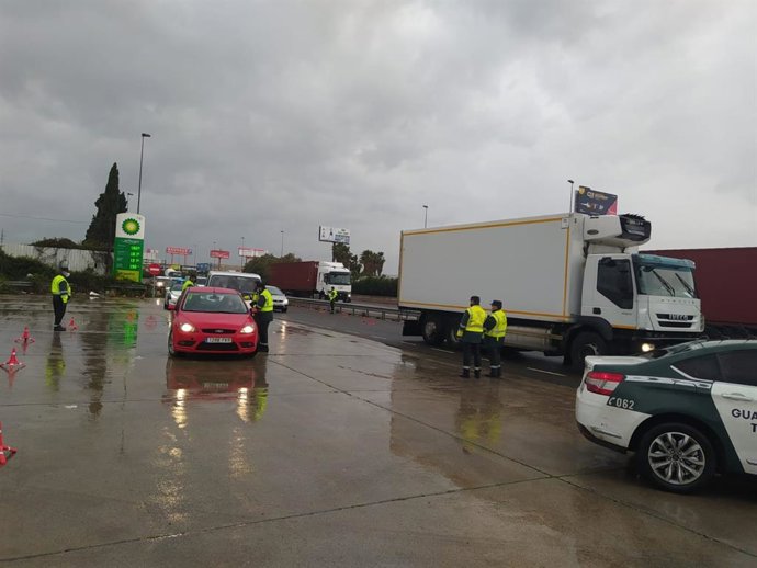 El subdelegado del Gobierno en Valencia, Luis Felipe Martínez, visita uno de los controles de la Guardia Civil de Tráfico