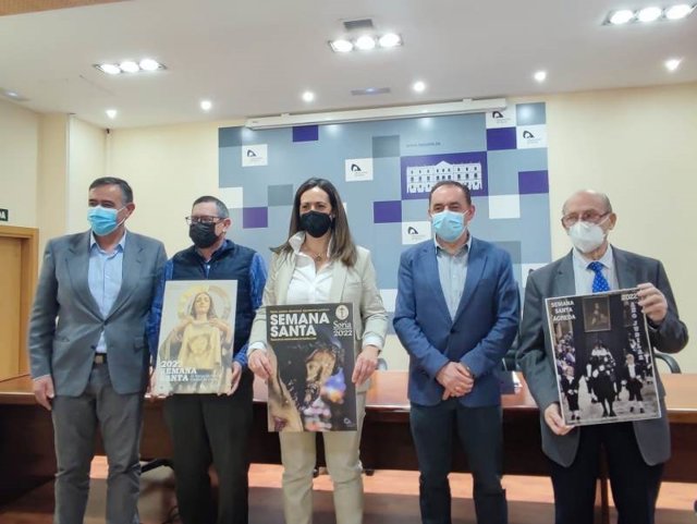 De izda a dcha, Antonio Pardo, José Antonio Caamaño, Elena Yubero, Benito Serrano y José Antonio Ruiz presentan los carteles de Semana Santa.