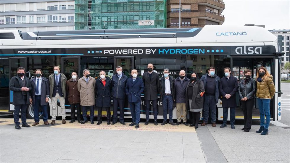 Presentación del autobús de hidrógeno que  esta Semana Santa hará servicio en el Parque de la Naturaleza de Cabárceno y que posteriormente se incorporará a la flota de Torrelavega
