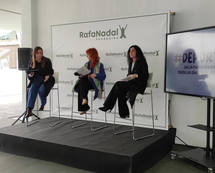 La directora de la Fundación Rafa Nadal, María Francisca Perelló; la especialista de programa senior y encargada del programa 'Fit For Life' de la Unesco,  Nancy McLennan, y la representante del departamento de ciencias sociales de la Unesco, Ana Fueyo.